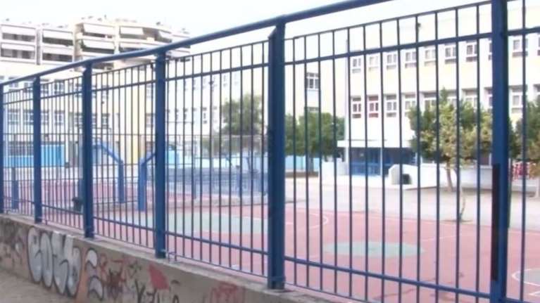 Ανεξέλεγκτη η ανήλικη εγκληματικότητα: Μαθητές συνελήφθησαν επ&#39; αυτοφώρω για διακίνηση ναρκωτικών έξω από δημοτικό [βίντεο]