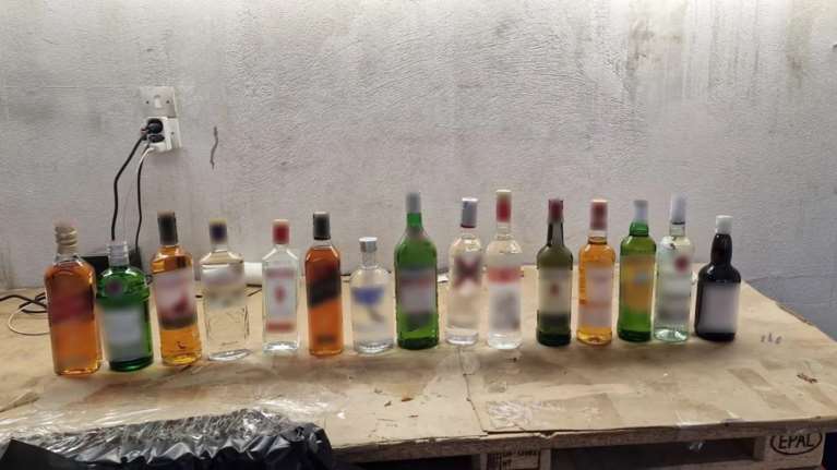 Γέμιζαν τα μαγαζιά σε Αθήνα και Θεσσαλονίκη με νοθευμένο αλκοόλ - Περισσότερα από 500.000 τα μπουκάλια &quot;μπόμπες&quot;