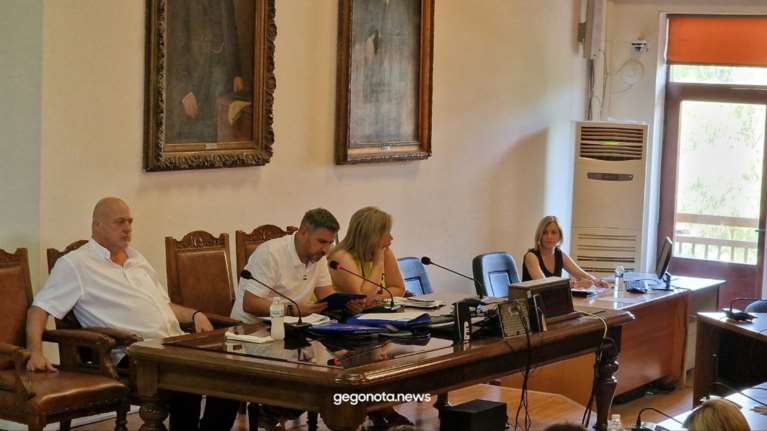 Βόλος: Aμανέδες και τραγούδια από τον Αχιλλέα Μπέο και την παράταξή του στο δημοτικό συμβούλιο [βίντεο]