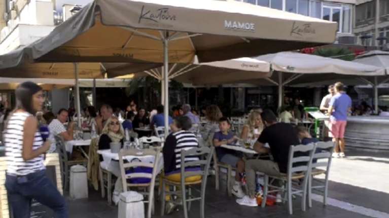 &quot;Πλημμύρισαν&quot; από ψηφοφόρους τα καφέ και οι ταβέρνες στη Θεσσαλονίκη [βίντεο]