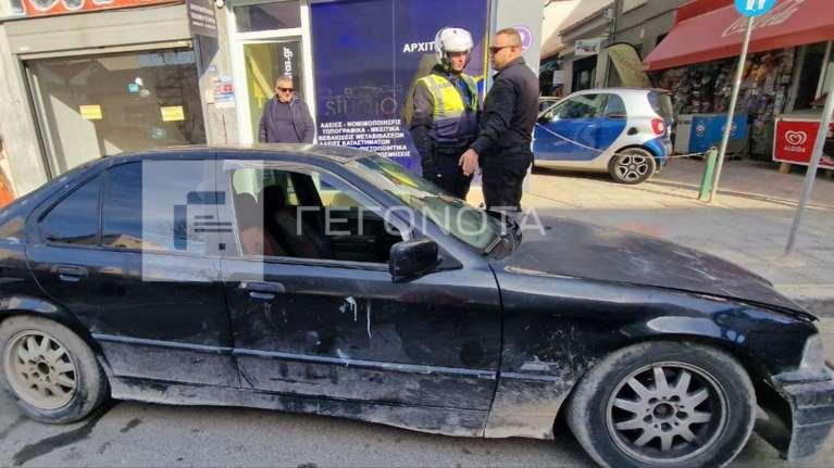 Βόλος: Οδηγός πάρκαρε παράνομα, έβγαλε μόνος του τις πινακίδες και πήγε για τσίπουρα [βίντεο]
