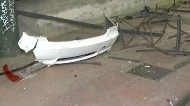 Τροχαίο στη Βασιλίσσης Σοφίας: Αυτοκίνητο έπεσε στα κάγκελα έξω από το νοσοκομείο Αλεξάνδρα