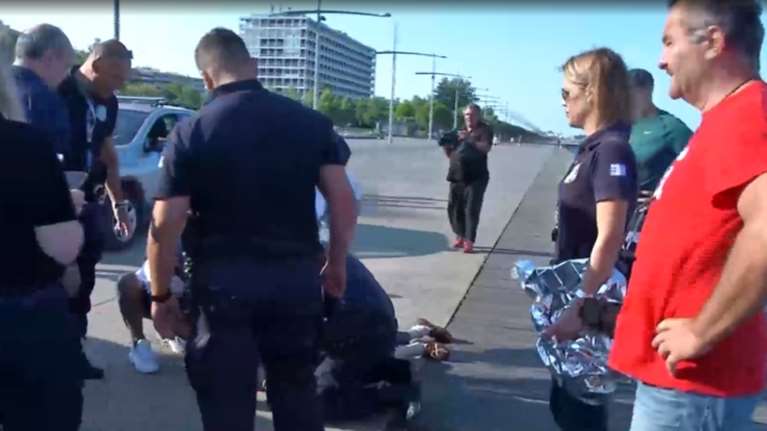 Θεσσαλονίκη: Ηλικιωμένος έπεσε στα νερά του Θερμαϊκού - Τον έσωσαν περαστικοί [βίντεο]