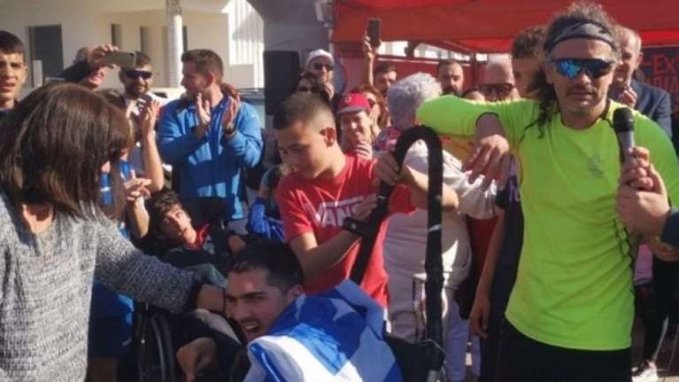 Χανιά: Αθλητής τριάθλου διέσχισε απόσταση 162 χιλιομέτρων μαζί με παιδί με αναπηρία σε αναπηρικό αμαξίδιο [εικόνες]