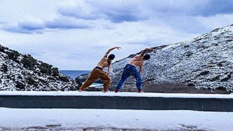 Άγγελος Λάτσιος - Γαία Μερκούρη: Αποκλεισμένοι στην Άνδρο - Γυμνάζονται παρέα στο χιόνι [Εικόνα]