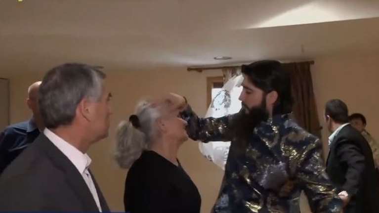 Εξορκισμοί στη Θεσσαλονίκη: Διατάζει τον δαίμονα στα αγγλικά για να καταλαβαίνουν και οι... τουρίστες [Βίντεο]