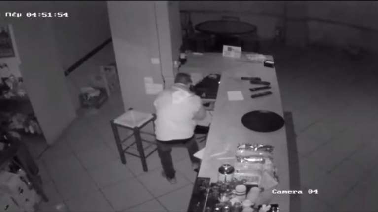 Αγία Βαρβάρα: Η στιγμή που 19χρονος διαρρήκτης εισβάλλει σε κατάστημα [Βίντεο]