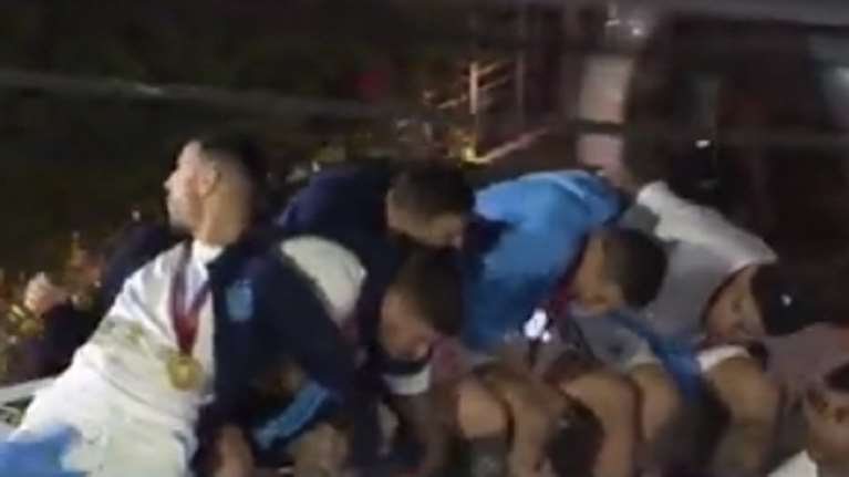 Τρομακτικό βίντεο από τη φιέστα στην Αργεντινή: Καλώδιο παραλίγο να… αποκεφαλίσει τον Μέσι και τους συμπαίκτες του