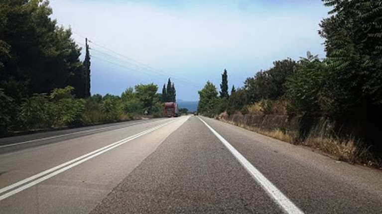 Απίστευτο περιστατικό στον παράδρομο της Εθνικής οδού Πύργου - Πατρών: Επεσε σε τρύπα βάθους τριών μέτρων