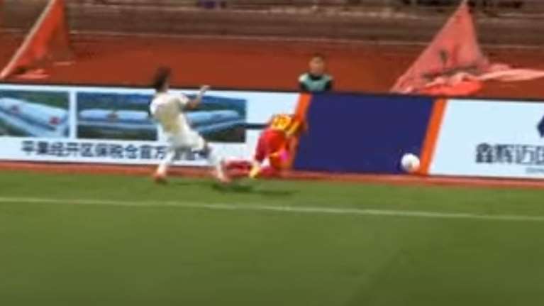 Ποδοσφαιριστής πέφτει με δύναμη πάνω σε διαφημιστική πινακίδα και τραυματίζεται στον αυχένα του [βίντεο]