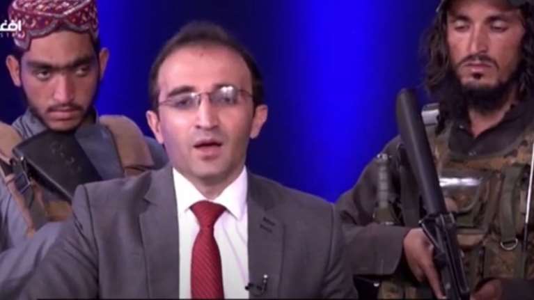 Αφγανιστάν: Εισβολή ένοπλων Ταλιμπάν σε τηλεοπτικό στούντιο - Έντρομος ο παρουσιαστής [βίντεο]
