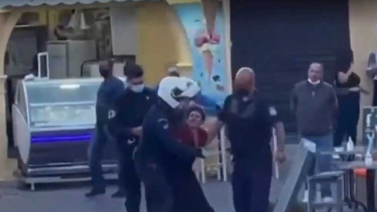 Απίστευτο περιστατικό στη Ρόδο: Χειροπέδες σε πλανόδια μουσικό επειδή... τραγουδούσε - Η απάντηση της αστυνομίας [βίντεο]