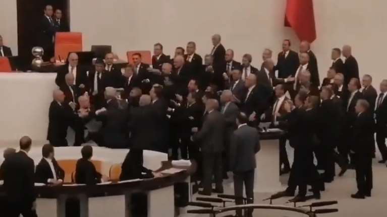 Άγριο ξύλο στο τουρκικό κοινοβούλιο - Σε ΜΕΘ βουλευτής της αντιπολίτευσης, τον χτύπησαν στο κεφάλι [βίντεο]