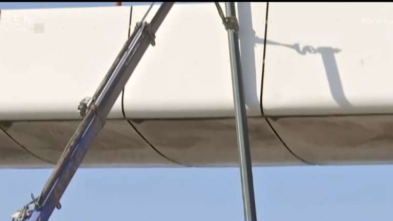 Τροχαίο στον Κηφισό: ΙΧ έπεσε πάνω σε κολώνα - Την έπιασε γερανός για να μην πέσει [βίντεο]