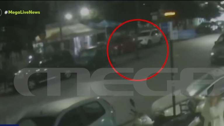 Πειραιάς: Βίντεο ντοκουμέντο - Η στιγμή που γυναίκα παρασύρεται και εγκαταλείπεται από τον 47χρονο οδηγό αυτοκινήτου