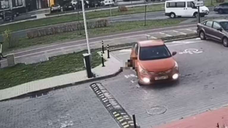 Στιγμή που παγώνει το αίμα: Μητέρα στη Λευκορωσία πατάει το πεντάχρονο παιδί της την ώρα που προσπαθεί να ξεπαρκάρει