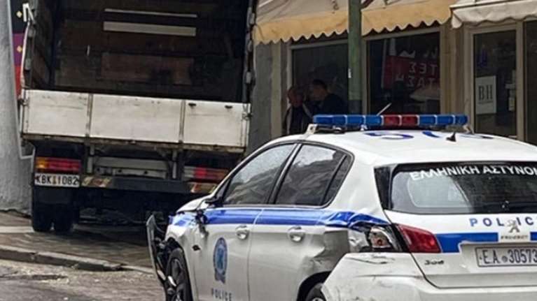Καβάλα: Φορτηγό έπειτα από &#39;&#39;τρελή&#39;&#39; πορεία έπεσε πάνω σε περιπολικό και μετά σε κατάστημα [εικόνες]