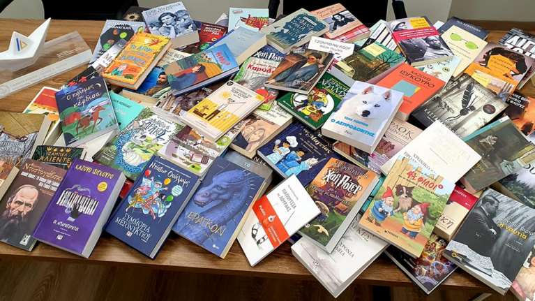 Bιβλία λογοτεχνίας στη βιβλιοθήκη της Τήνου για τους νέους του νησιού - Με παρέμβαση Μαξίμου