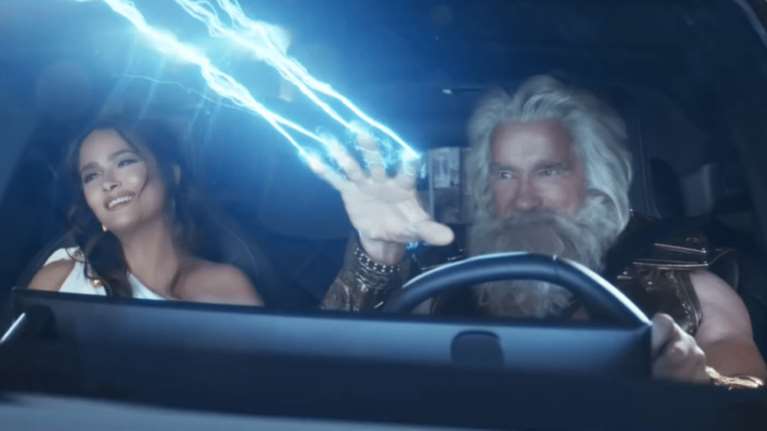 Άρνολντ Σβαρτσενέγκερ - Σάλμα Χάγιεκ: Δίνουν ρεσιτάλ ως Δίας και Ήρα σε διαφημιστικό - Πώς σώζουν τον &quot;γάμο&quot; τους