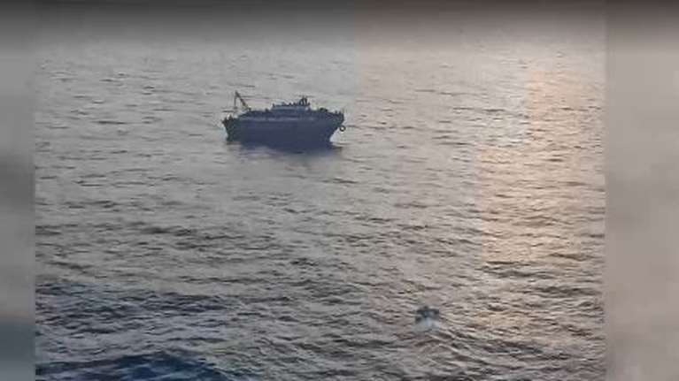 Πύλος: Νέο βίντεο ντοκουμέντο από το αλιευτικό πριν το ναυάγιο - Εμπορικό πλοίο το προμηθεύει με τρόφιμα και νερό