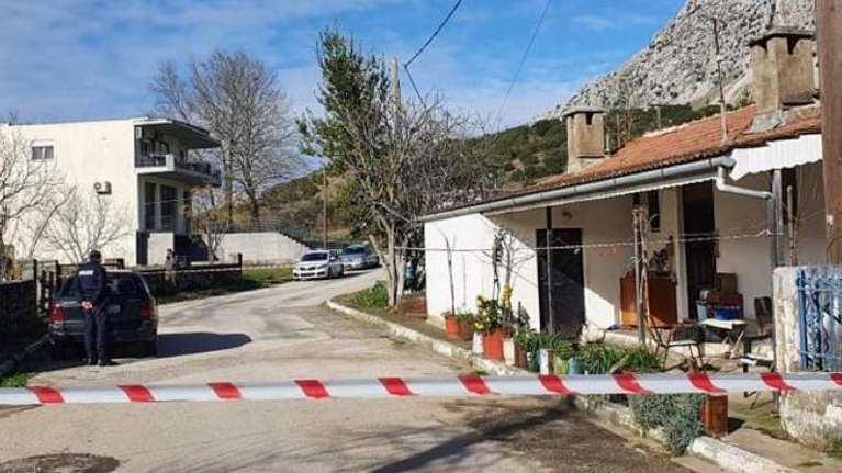 Φρίκη στο Χαλκιόπουλο Αιτωλοακαρνανίας: Ο άνδρας νεκρός, η γυναίκα δεμένη δίπλα του για μέρες