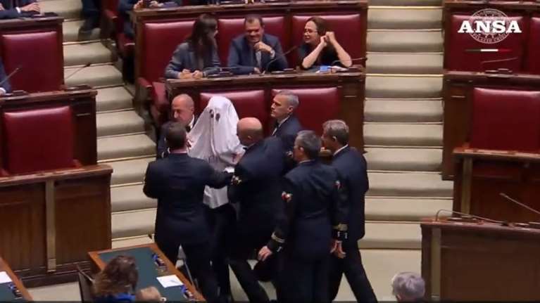 Απίστευτο σκηνικό στην Ιταλία: Βουλευτής ντύθηκε φάντασμα και αποβλήθηκε από τη Βουλή