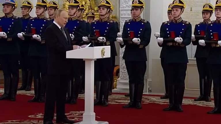 Με κόπο στέκεται όρθιος ο Πούτιν- Νέο αποκαλυπτικό βίντεο που τρέμουν τα πόδια του