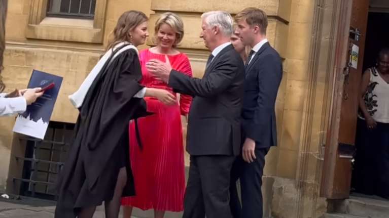 Η πριγκίπισσα αποφοίτησε: Η Ελισάβετ του Βελγίου πήρε πτυχίο από την Οξφόρδη - Το ακαδημαϊκό look της