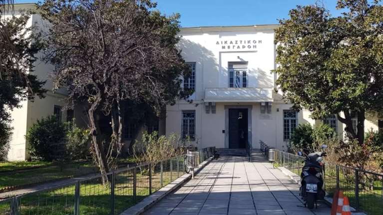 Βόλος: 84χρονος έδειρε τη νύφη του στη μέση του δρόμου