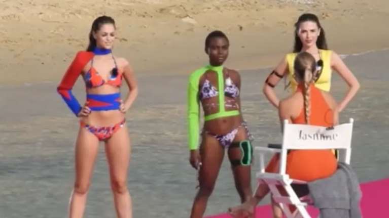 Γερμανικό Next Top Model στη Μύκονο: Η καυτή πασαρέλα στο νερό και η εντυπωσιακή καλεσμένη της Κλουμ [βίντεο]
