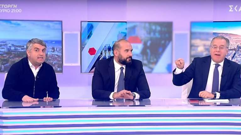 Αναβιώνει η κόντρα ΝΔ - ΠΑΣΟΚ: Πλακώθηκαν Κωνσταντινόπουλος και Κουμουτσάκος - &quot;Καταστρέφετε το ΕΣΥ για χάρη του Πατούλη&quot;