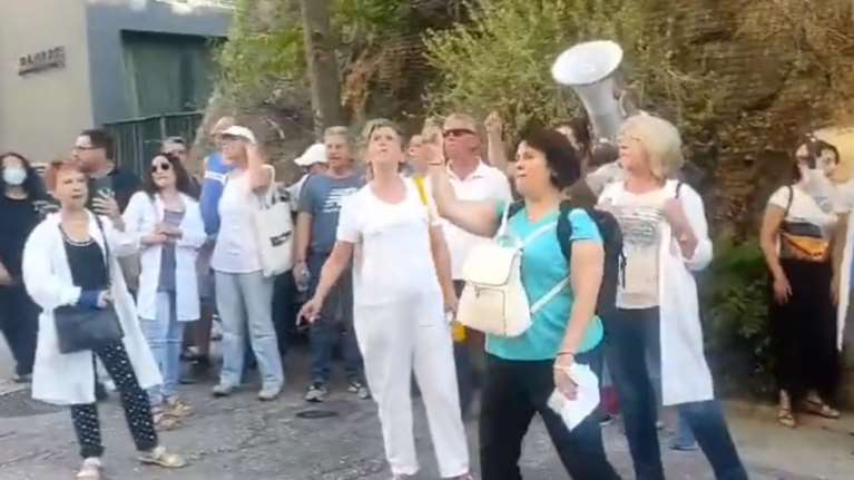 Ανεμβολίαστοι υγειονομικοί έξω από το σπίτι του Κυριάκου Μητσοτάκη - Προσήχθησαν στη ΓΑΔΑ [Βίντεο]