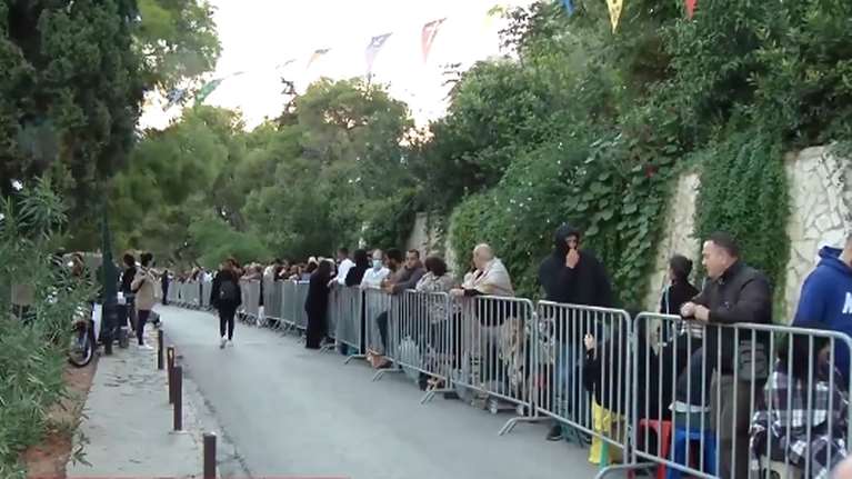 Λυκαβηττός: Ουρές στο ναό των Αγίων Ισιδώρων - Η &quot;παρέλαση&quot; Μπογδάνου &amp; Λατινοπούλου και η οργή Τατσόπουλου