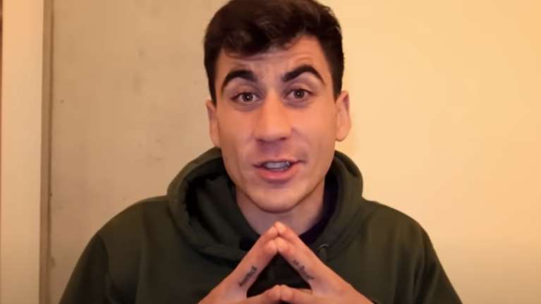 Το &quot;φαινόμενο&quot; Φειδίας Παναγιώτου: Τα εκκεντρικά βίντεο του youtuber ευρωβουλευτή - Η αγκαλιά με τον Μασκ και τα φέρετρα