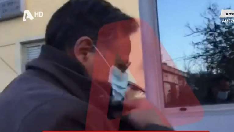 Ψευτογιατρός: Η πρώτη εμφάνιση μετά τον σάλο από τις καταγγελίες - Σε αστυνομικό τμήμα [Βίντεο]