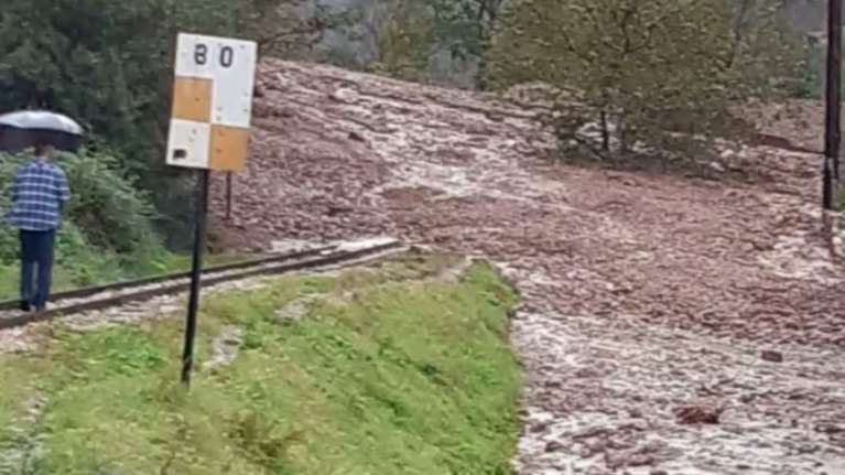 Κατολίσθηση στα Καλάβρυτα: Εγκλωβίστηκαν 90 επιβάτες του Οδοντωτού