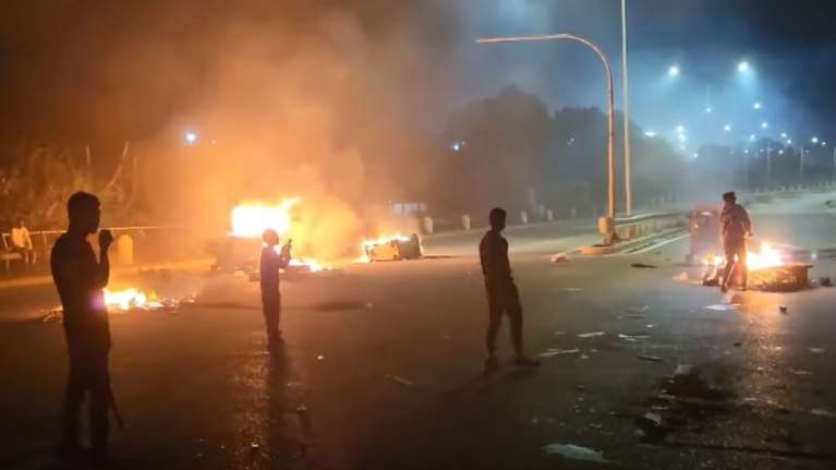 Επεισόδια από Ρομά σε Ασπρόπυργο, Χαλκίδα, Θήβα, Ρόδο - Φωτιές με οδοφράγματα και σπασμένα αυτοκίνητα