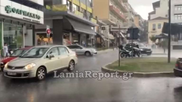 Λαμία: Πλημμυρισμένοι δρόμοι και υπόγεια από την ξαφνική νεροποντή [εικόνες, βίντεο]