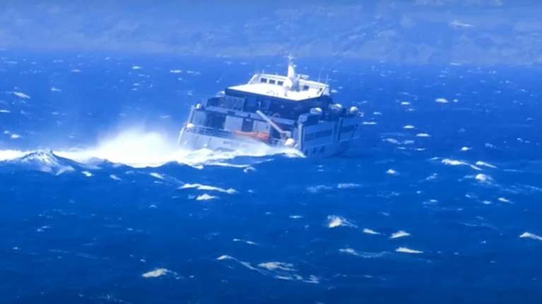 Κυκλάδες: Η θάλασσα &#39;&#39;καταπίνει&#39;&#39; το Sifnos Jet - Εντυπωσιακό βίντεο από τη μάχη με τα κύματα