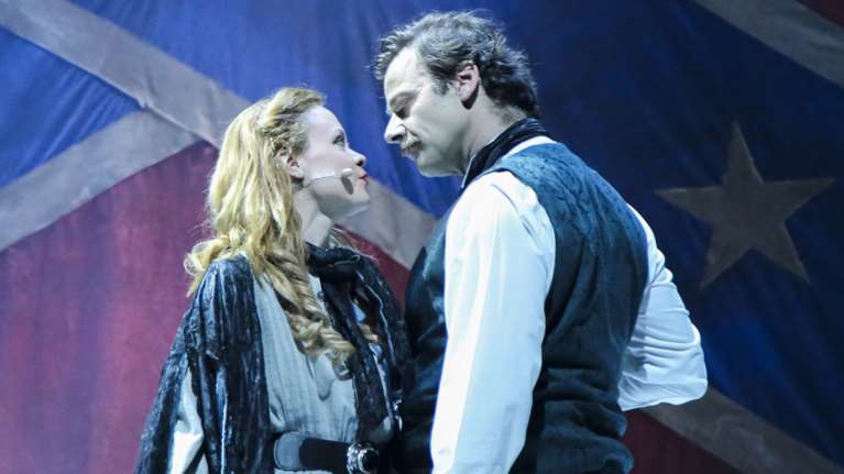 &quot;Οσα παίρνει ο άνεμος&quot;: Η Αμερικανίδα ακαδημαϊκός Laura L. Tesman από τη Νέα Υόρκη αποθεώνει την ελληνική διασκευή