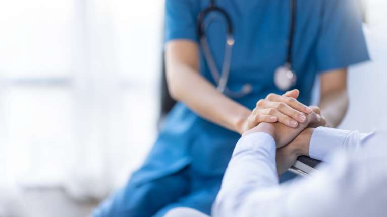 Πειραιάς: Συνελήφθη &quot;μαϊμού&quot; νοσοκόμα που ξάφριζε ασθενείς στο νοσοκομείο Μεταξά - Επιτέθηκε και σε νοσηλεύτρια