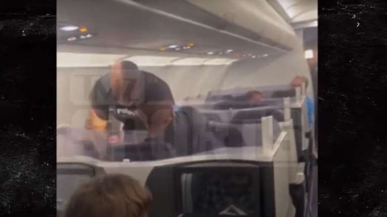 Εξαλλος ο Μάικ Τάισον: Αρχισε να γρονθοκοπεί θαυμαστή που του έσπασε τα νεύρα στο αεροπλάνο [Βίντεο]