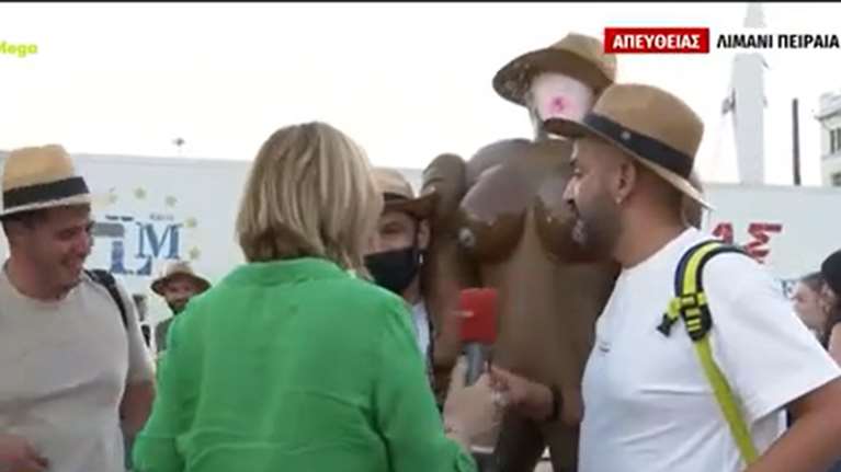 Με... πλαστική κούκλα του σεξ μια παρέα βγήκε live στο MEGA από τον Πειραιά [βίντεο]