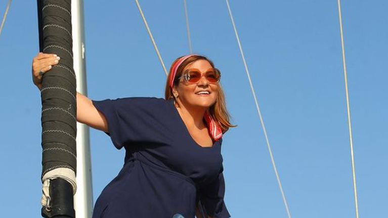 Βίκυ Σταυροπούλου: Ποζάρει με το μαγιό της στο απίθανο ξενοδοχείο της στη Μάνη