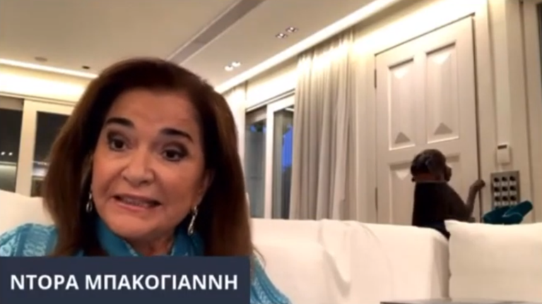 Ντόρα Μπακογιάννη: Το απρόοπτο σκηνικό με τον σκύλο της - Πως αντέδρασε live [βίντεο]