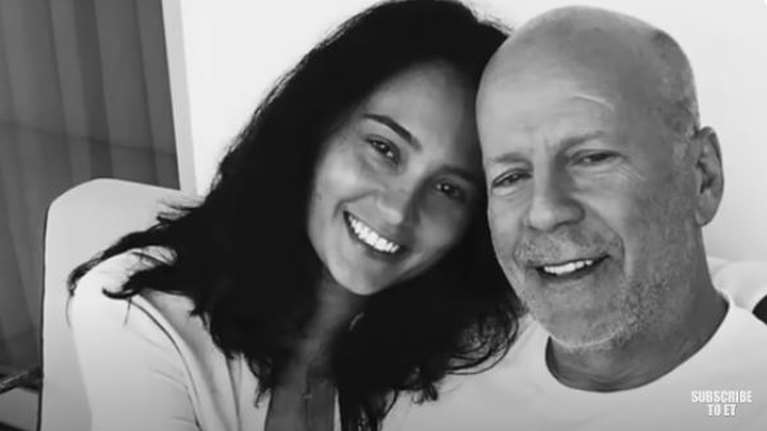 Η σύζυγος του Μπρους Γουίλις μιλάει για την ασθένειά του: &quot;Ο εγκέφαλός του τον εγκαταλείπει, η γλώσσα υποχωρεί&quot;