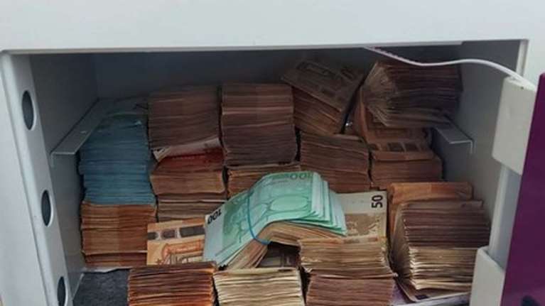 Ο θησαυρός που έκρυβε στο χρηματοκιβώτιό του ο Διοικητής του Α.Τ.. Ασπροπύργου- Αρχηγός του κυκλώματος με τις ελληνοποιήσεις [εικόνες]