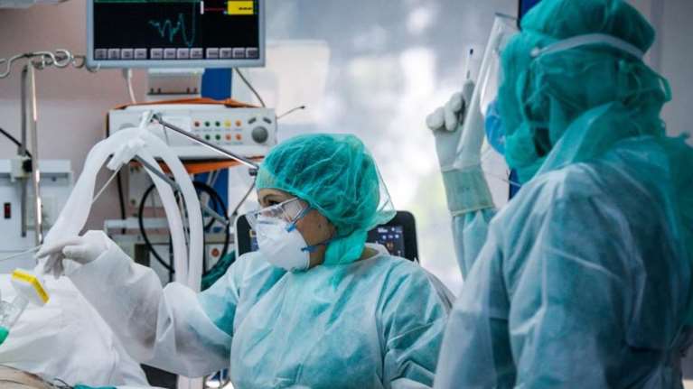 Καπραβέλος: Καμία εισαγωγή στο νοσοκομείο τριπλά εμβολιασμένου -  Παράταση στο άνοιγμα των σχολείων