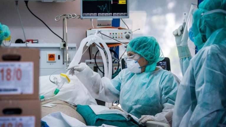 Αυξάνονται οι ασθενείς στα νοσοκομεία με κορονοϊό και γρίπη - Τι αναφέρει η ΠΟΕΔΗΝ