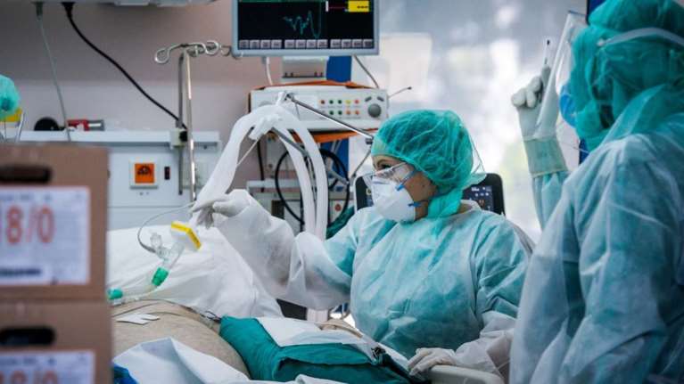 Κορονοϊός: Το αντιικό χάπι της Merck δεν μειώνει τους θανάτους ή τις νοσηλείες, αλλά επιταχύνει την ανάρρωση